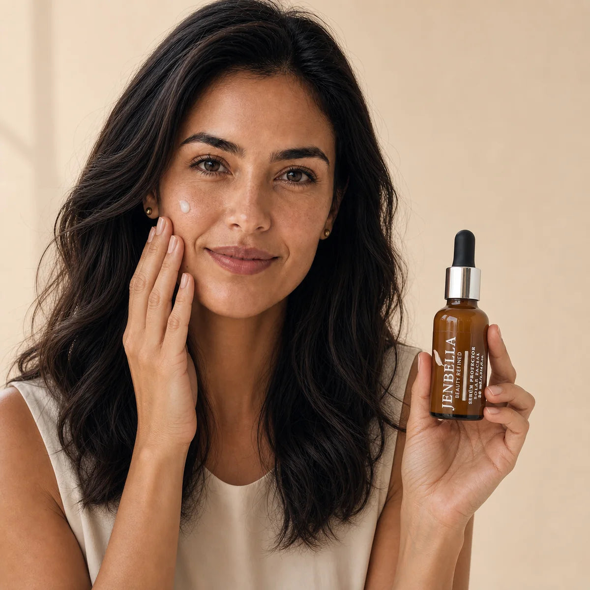 Modelo aplicando el Sérum Protector Solar Facial FPS 50+ Jenbella y sosteniendo el frasco de 30 ml